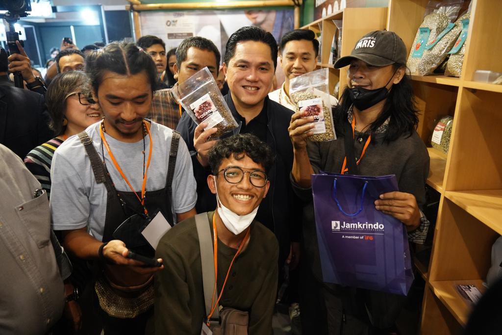 Menteri BUMN Erick Thohir berfoto bersama dengan para petani kopi